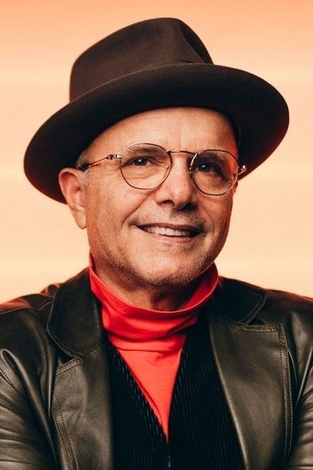 Official headshot photo of person: Joe Pantoliano.